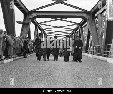 Opening of the new bridge over the Meuse at Gennep Date: May 17, 1955 Location: Gennep Keywords: BRIDGE, Openings Stock Photo