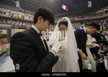 Gapyeong, GYEONGGI, SOUTH KOREA. 7th Feb, 2020. Feb 07, 2020-Gapyeong, South Korea-Thousands of couples take part in a mass wedding of the Family Federation for World Peace and Unification, commonly known as the Unification Church, at Cheongshim Peace World Center in Gapyeong-gun, South Korea. Credit: Ryu Seung-Il/ZUMA Wire/Alamy Live News Stock Photo