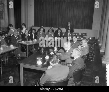 Queen Juliana receives its advisors regarding the cabinet crisis in palace Huis ten Bosch  Professor De Quay (3rd from right) during his press conference after his appointment to Cabinet formateur Date: April 28, 1959 location: The Hague, South Holland Keywords: journalists, prime ministers, press conferences Person Name: Quay, JE Stock Photo