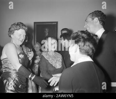 Opening of the 26th Book Week in the Concertgebouw in Amsterdam, during the break; Queen Juliana and Mrs. Pothast-Limberg Date: February 24, 1961 Location: Amsterdam, Noord-Holland Keywords: BOOK WEEKS CONCERT BUILDINGS, Openings, queens Person Name: Juliana (queen Netherlands) Stock Photo