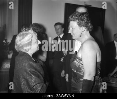 Opening of the 26th Book Week in the Concertgebouw in Amsterdam, during the break; Queen Juliana and Jeanne van Schaik Date: February 24, 1961 Location: Amsterdam, Noord-Holland Keywords: BOOK WEEKS CONCERT BUILDINGS, Openings, queens Person Name: Juliana (queen Netherlands), Juliana, queen, Schaik, Jeanne Stock Photo