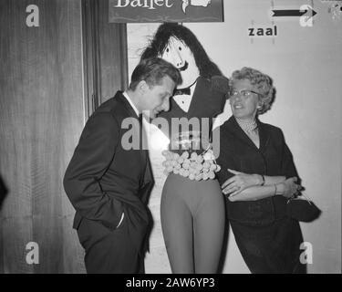 Opening of the 26th Book Week in the Concertgebouw in Amsterdam, after ball, Harry Mulisch and Annie M. G. Schmidt to trim Date: February 24, 1961 Location: Amsterdam, Noord-Holland Keywords: BALL, BOOK WEEKS CONCERT BUILDINGS, Openings Person Name: Mulisch, Harry Schmidt, Annie M. G. Stock Photo