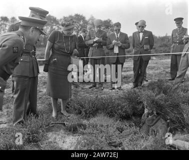 Queen Juliana and Prince Bernhard visited 4th Division of the Army. Queen in foxhole Date: September 27, 1961 Keywords: royal visits, military, army units Person Name: Juliana (queen Netherlands) Stock Photo