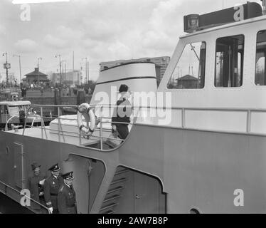 Queen Juliana visits the municipal police of Rotterdam Date: April 10, 1962 Location: Rotterdam, South Holland Keywords: queens, cops, ships Person Name: Juliana (queen Netherlands) Stock Photo