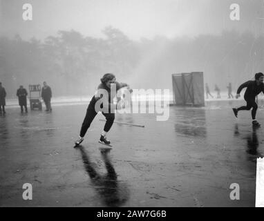 Langebaan matches women in Beetsterzwaag, Johnny Venema Decathlon Date: December 5, 1962 Location: Beetsterzwaag Keywords: COMPETITIONS, skating, sports, women Stock Photo