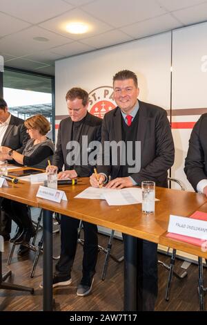 Dr. Andreas Dressel - Finanzsenator (Mitte), Oke Göttlich - Präsident FC St. Pauli (3. von li.), Christiane Hollander - Vizepräsidentin FC St. Pauli ( Stock Photo