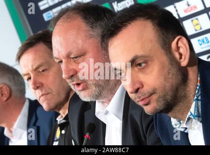 Langenhagen, Germany. 07th Feb, 2020. Handball: Germany, men, national team. Alfred Gislason (l-r) sits next to Andreas Michelmann, DHB president and Bob Hanning, DHB vice-president during his introduction as the new national coach during a press conference. Icelandic Gislason succeeds Prokop, from whom the DHB parted on Thursday. Credit: Julian Stratenschulte/dpa/Alamy Live News Stock Photo