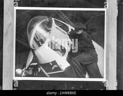 Dutch sailor from Suriname paint the name Wageningen (both Dutch city as a place in Suriname) on a Hudson aircraft (Hudson Mk III Serial V9122 code NO. N Wageningen, 320 (Dutch) Squadron RAF Coastal Command) Date: 1941 Location: United Kingdom, Scotland, Suriname Keywords: marine, painting, world War II, aircraft Person Name: Hudson, Wageningen Stock Photo