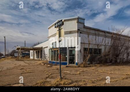 Old and now-closed service station and auto parts store along Route 66 in McLean, Texas, USA [No property release; available for editorial licensing o Stock Photo