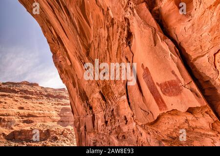 Crowned Figure Pictograph, Barrier Canyon style anthropomorph, rock alcove near Hog Springs Picnic Area, Bicentennial Highway, Colorado Plateau, Utah Stock Photo