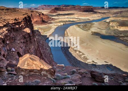 Colorado River near Hite Marina, closed due to Lake Powell low water level, Glen Canyon National Recreation Area, Colorado Plateau, Utah, USA Stock Photo