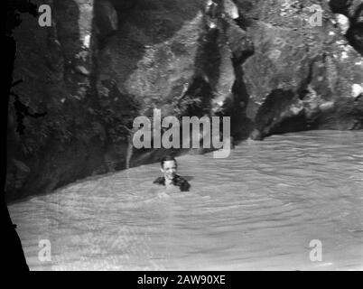 Action 4-4 Battalion Hunters in Magetan, East Java  Operation Clean Ship. 1st lieutenant in conduit between rocks Date: March 29, 1949 Location: Indonesia, Java, Dutch East Indies Stock Photo