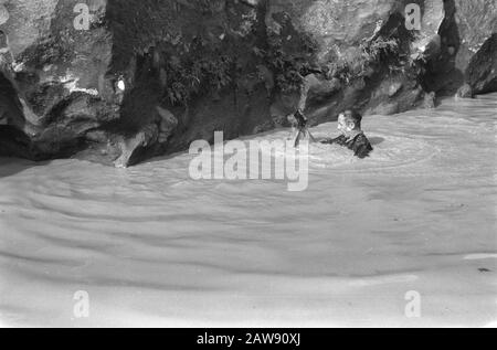 Action 4-4 Battalion Hunters in Magetan, East Java  Operation Clean Ship. 1st lieutenant in conduit between rocks Date: March 29, 1949 Location: Indonesia, Java, Dutch East Indies Stock Photo