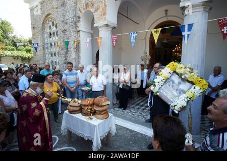 Akamatra, Ikaria, Greece: the priest blesses the loaves of bread for the Feast of the Assumption of the Virgin Mary on 15th August Stock Photo