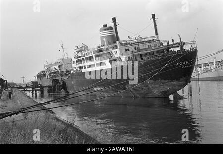 Blast Panamanian tanker Agua Clara in Schiedam. The hole amidships after the explosion Date: July 12, 1968 Location: Panama, Schiedam Keywords: accidents, shipping, ships Person Name: Agua Clara Stock Photo