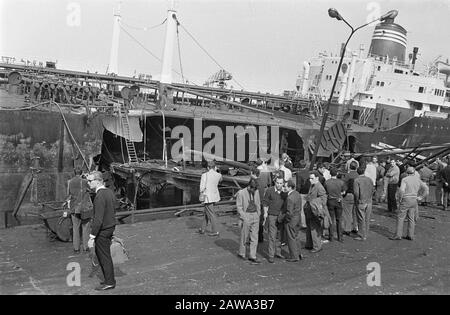 Blast Panamanian tanker Agua Clara in Schiedam. Crew members of a ship waiting until they can go Date of boat: July 12, 1968 Location: Panama, Schiedam Keywords: accidents, shipping, ships Person Name: Agua Clara Stock Photo