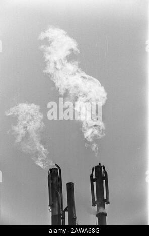 Air pollution Rijnmond area; Shell refinery in Pernis, eternal flame ...