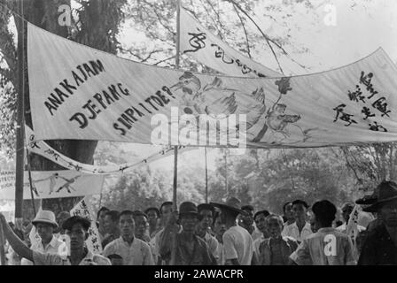 Anti-Republican demonstration Medan (reproductions)  Medan, Medan drew on September 4 by a two-kilometer procession. More than twelve thousand Chinese victims of Republican violence demonstrated for the Dutch and Chinese authorities. Banners with texts like 'Anak Ayam Djepang siapa itoe? [Broiler chicks Japan who are here?] Date: September 4, 1947 Location: Indonesia, Medan, Dutch East Indies, Sumatra Stock Photo