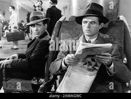 1941 , HOLLYWOOD , USA : The  celebrated movie actor  HUMPHREY BOGART ( 1899 - 1957 ) with Elisha Cook Jr. , pubblicity still by THE MALTESE FALCON ( Stock Photo