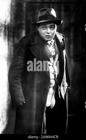 1931 , GERMANY : The actor PETER LORRE  ( 1904 – 1964 ) , pubblicity still  for M ( M Il mostro di Düsseldorf ) by FRITZ LANG , from a script by Thea Stock Photo