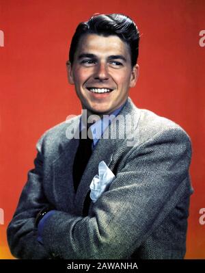 1947 ca , HOLLYWOOD , USA : The future President of United States of America RONALD REAGAN ( 1911 - 2004 ) when was actor in a pubblicity photograph . Stock Photo