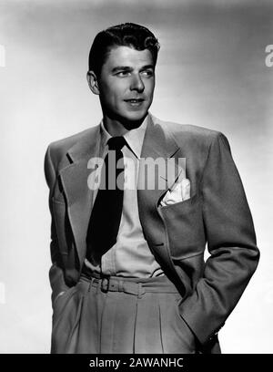 1947 ca , HOLLYWOOD , USA : The future President of United States of America RONALD REAGAN ( 1911 - 2004 ) when was actor in a pubblicity photograph . Stock Photo