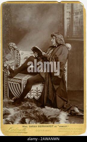 1899 ca , LONDON , GREAT BRITAIN : The french most celebrated theatre actress SARAH BERNHARDT ( 1844 - 1923 )  in  HAMLET by William Shakespeare , por Stock Photo