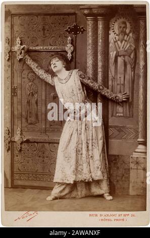 1894 , PARIS , FRANCE : The french most celebrated theatre actress SARAH BERNHARDT ( 1844 - 1923 ) as the  EMPRESS THEODORA in THEODORA by VICTORIEN S Stock Photo