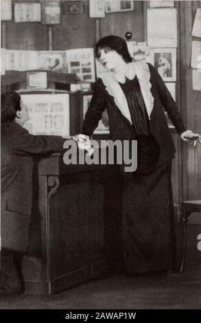 1913 , PARIS , FRANCE : The french most celebrated theatre actress SARAH BERNHARDT ( 1844 - 1923 ) as Jeanne in ' Jeanne Doré ' by BERNARD . This was Stock Photo