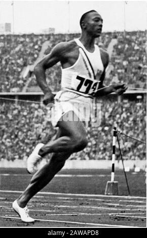 1936 , BERLIN , GERMANY : The black runner James Cleveland JESSE OWENS ( 1913 – 1980 ) was an African American track and field athlete. He participate Stock Photo