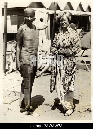 1928 , august , LIDO DI VENEZIA , ITALY : The celebrated baronesse OLGA DE MEYER and , at right, the Hollywood Star actress MARION DAVIES ( 1897 - 196 Stock Photo