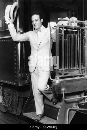 1926 , 20 july , CHICAGO , USA : The  italian silent movie actor  RUDOLPH VALENTINO ( 1895 - 1926 ) leaving the Overland Limited at Chicago and Northw Stock Photo