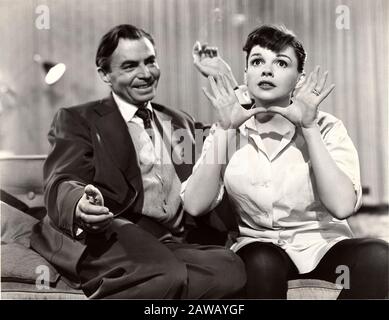 1954 , USA : The singer and actress JUDY GARLAND  ( 1922 - 1969 ) with JAMES MASON ( 1909 - 1984 ) in A STAR IS BORN ( E' nata una stella ) by George Stock Photo