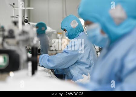 (200208) -- HEFEI, Feb. 8, 2020 (Xinhua) -- Workers make protective suits at a medical material company in Hefei, east China's Anhui Province, Feb. 5, 2020. Corporate efforts are being made in Anhui Province to ensure medical supplies to Wuhan, the epicenter of the current novel coronavirus epidemic. (Xinhua/Zhang Duan) Stock Photo
