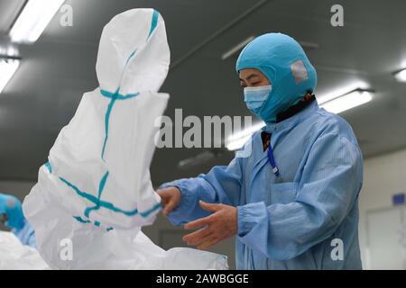 (200208) -- HEFEI, Feb. 8, 2020 (Xinhua) -- A worker makes protective suits at a medical material company in Hefei, east China's Anhui Province, Feb. 5, 2020. Corporate efforts are being made in Anhui Province to ensure medical supplies to Wuhan, the epicenter of the current novel coronavirus epidemic. (Xinhua/Zhang Duan) Stock Photo