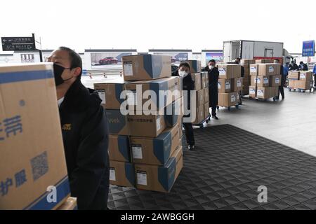 (200208) -- HEFEI, Feb. 8, 2020 (Xinhua) -- Railway logistics workers transfer a batch of medical protective suits to be shipped to Wuhan via high-speed train from Hefei South Railway Station in Hefei, east China's Anhui Province, Feb. 6, 2020. Corporate efforts are being made in Anhui Province to ensure medical supplies to Wuhan, the epicenter of the current novel coronavirus epidemic. (Xinhua/Zhang Duan) Stock Photo