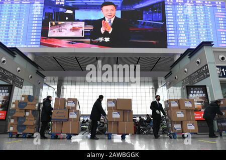(200208) -- HEFEI, Feb. 8, 2020 (Xinhua) -- Railway logistics workers transfer a batch of medical protective suits to be shipped to Wuhan via high-speed train from Hefei South Railway Station in Hefei, east China's Anhui Province, Feb. 6, 2020. Corporate efforts are being made in Anhui Province to ensure medical supplies to Wuhan, the epicenter of the current novel coronavirus epidemic. (Xinhua/Zhang Duan) Stock Photo