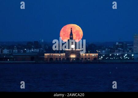 New York, New York, USA. 8th Feb, 2020. Full moon is seen from New York City in the United States this Saturday morning, 08. Credit: William Volcov/ZUMA Wire/Alamy Live News Stock Photo
