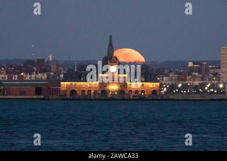 New York, New York, USA. 8th Feb, 2020. Full moon is seen from New York City in the United States this Saturday morning, 08. Credit: William Volcov/ZUMA Wire/Alamy Live News Stock Photo