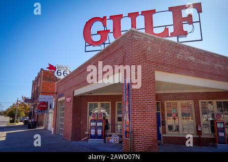 Restored Gulf gas station on display along Route 66 in Oklahoma Stock Photo