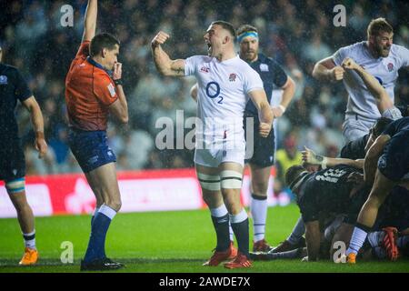 Edinburgh, Scotland, UK. 08th Feb, 2020. Edinburgh, Scotland, UK. Guinness Six Nations Test: Scotland v England. England's Ben Earl celebrates as referee Pascal Gauzere awards a try to England scored by England's Ellis Genge, Credit: Ian Rutherford/Alamy Live News Stock Photo