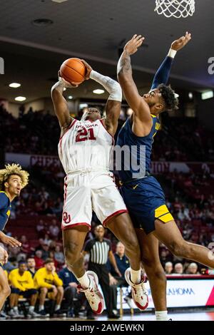 West Virginia forward Derek Culver (1) goes to make a shot against Iowa ...