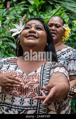 Kamokila Village, Kauai, Hawaii, USA. - January 16, 2020: female folk singer performs wedding song on stage in front of Fern Grotto. Green background. Stock Photo