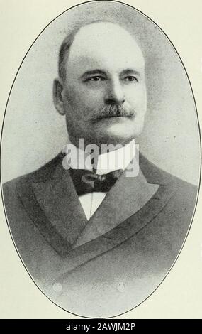 Les Bois-Francs . d à St-Christophe dAr-thabaska, pour sinitier au commerce. En 1872 il ouvritun magasin à St-Médard de Warwick, époque où cetteparoisse était à peu près naissante. Le 18 janvier 1876,Honoré Pépin épousa à St-Norbert dArthabaska CéphiseLarivière, fille de François-Xavier Larivière, marchand, etde Marie Henriette Richard. Honoré Pépin contribua pour sa large part au déve-loppement de la paroisse de St-Médard de Warwick, oùil occupa toutes les charges, lui permettant de mettre àcontribution son activité et son intelligence des affaires.Il fut conseiller, maire, marguillier, et pa Stock Photo