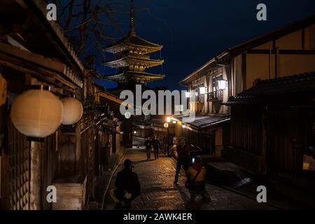 Few tourists take picture at night in one of the famous landmark Hokan-ji in Japanese old capital city Kyoto on February 09, 2020. Following the outbreak of Coronavirus situation many chinese tourists cancelled trip in Japan in winter. February 09, 2019 (Photo by Nicolas Datiche/AFLO) (JAPAN) Stock Photo