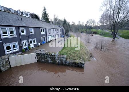 Jedburgh, UK. 09th Feb, 2020. Jedburgh, UK., . The River Teviot in Jedburgh, Scottish Borders on Sunday 09 February 2020 heavy overnight rains swell the river and cause localised problems ( Credit: Rob Gray/Alamy Live News Stock Photo