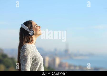 A teenage girl standing in profile wearing leggings and a brown T-shirt  Stock Photo - Alamy