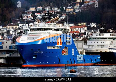 AHTS anchor handling multi-purpose offshore support vessel Horizon Arctic at Skoltegrunnskaien quay, Bergen, Norway. A dark, rainy and foggy winter da Stock Photo