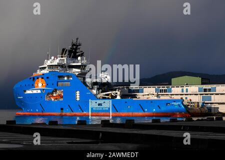 AHTS anchor handling multi-purpose offshore support vessel Horizon Arctic at Skoltegrunnskaien quay, Bergen, Norway. Dark clouds approaching Stock Photo