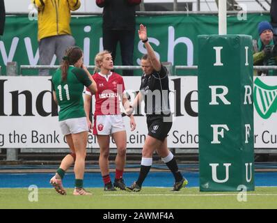 Energia Park, Dublin, Leinster, Ireland. 9th Feb, 2020. International Womens Rugby, Six Nations, Ireland versus Wales; referee Aimee Barrett-Theron awards Ireland a penalty try right on the 80 minute mark Credit: Action Plus Sports/Alamy Live News Stock Photo